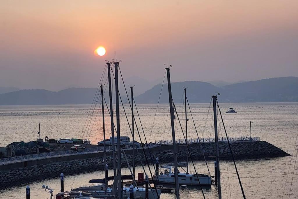 The Castle Ocean Suite Yeosu Extérieur photo