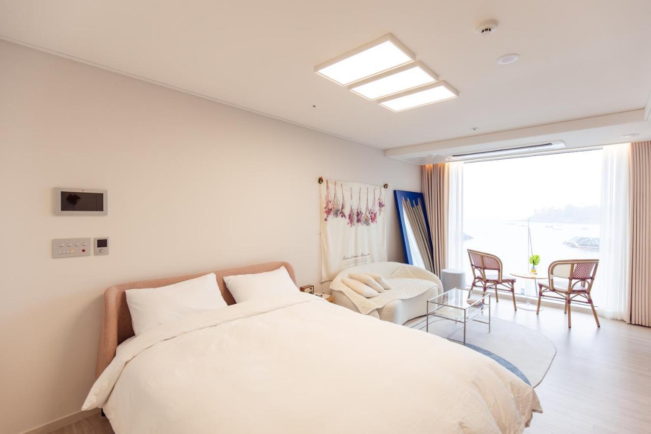 The Castle Ocean Suite Yeosu Extérieur photo