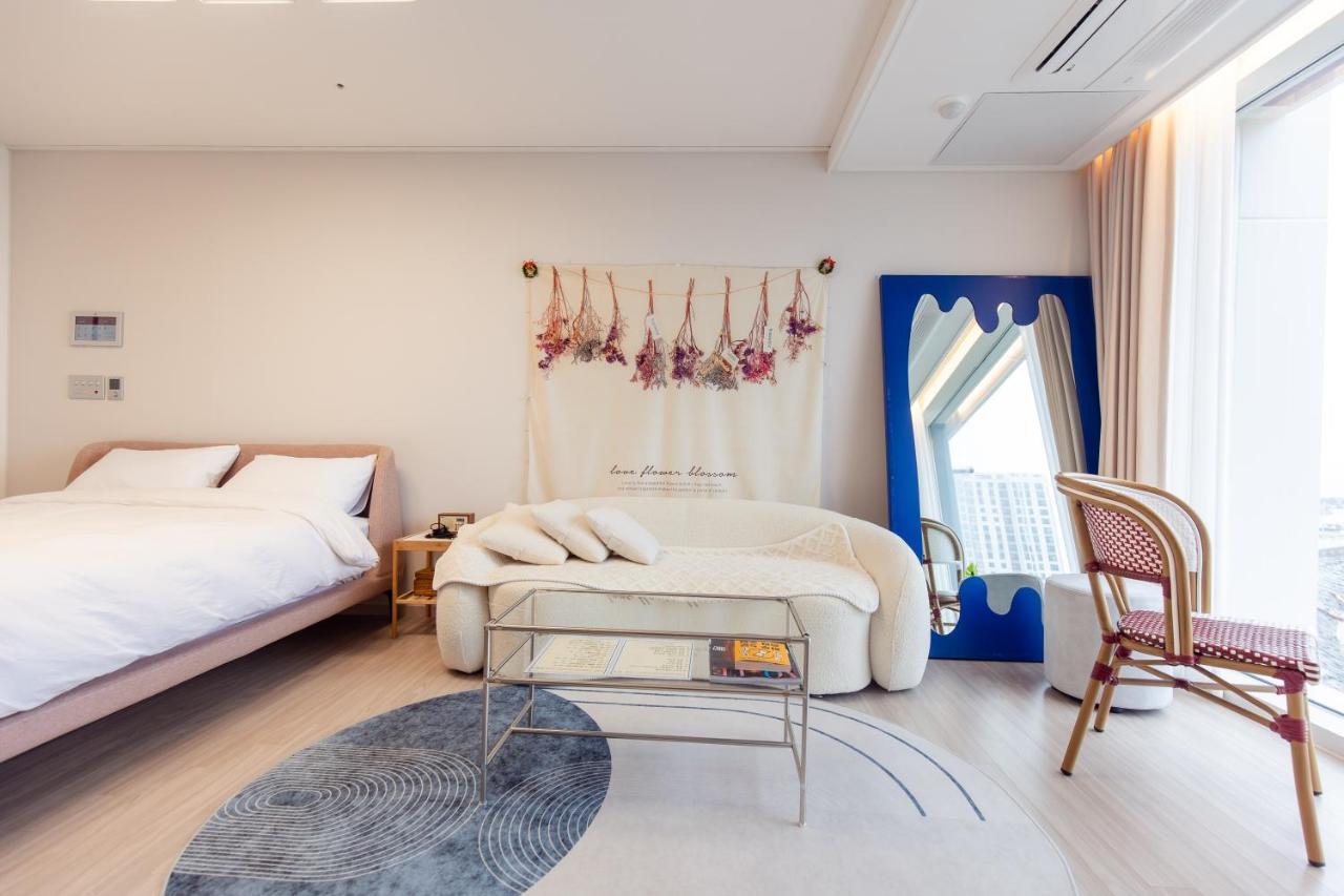 The Castle Ocean Suite Yeosu Extérieur photo