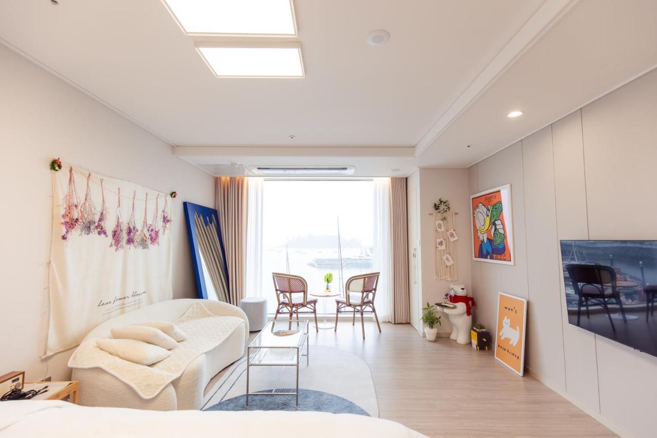 The Castle Ocean Suite Yeosu Extérieur photo