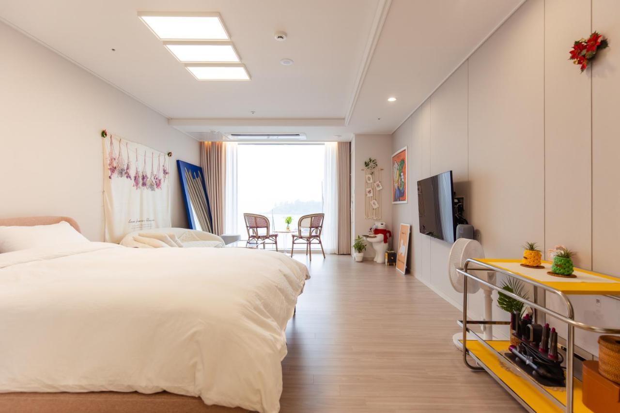 The Castle Ocean Suite Yeosu Extérieur photo