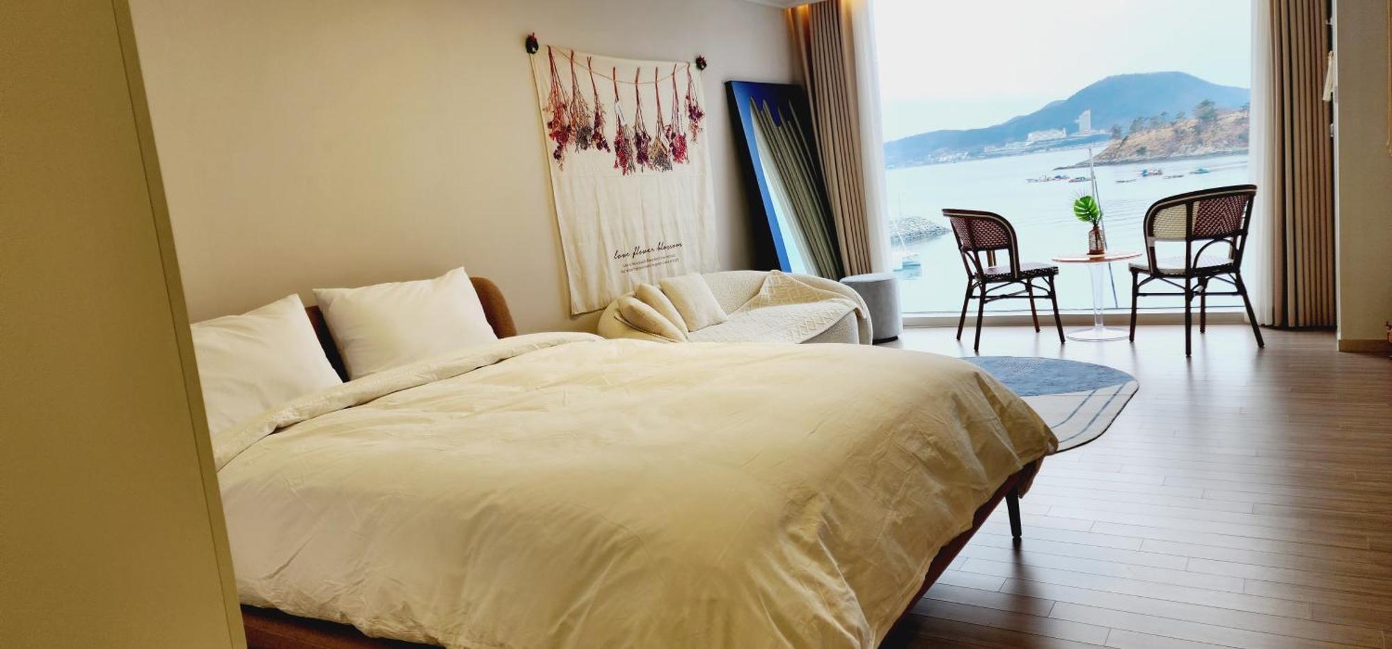 The Castle Ocean Suite Yeosu Extérieur photo