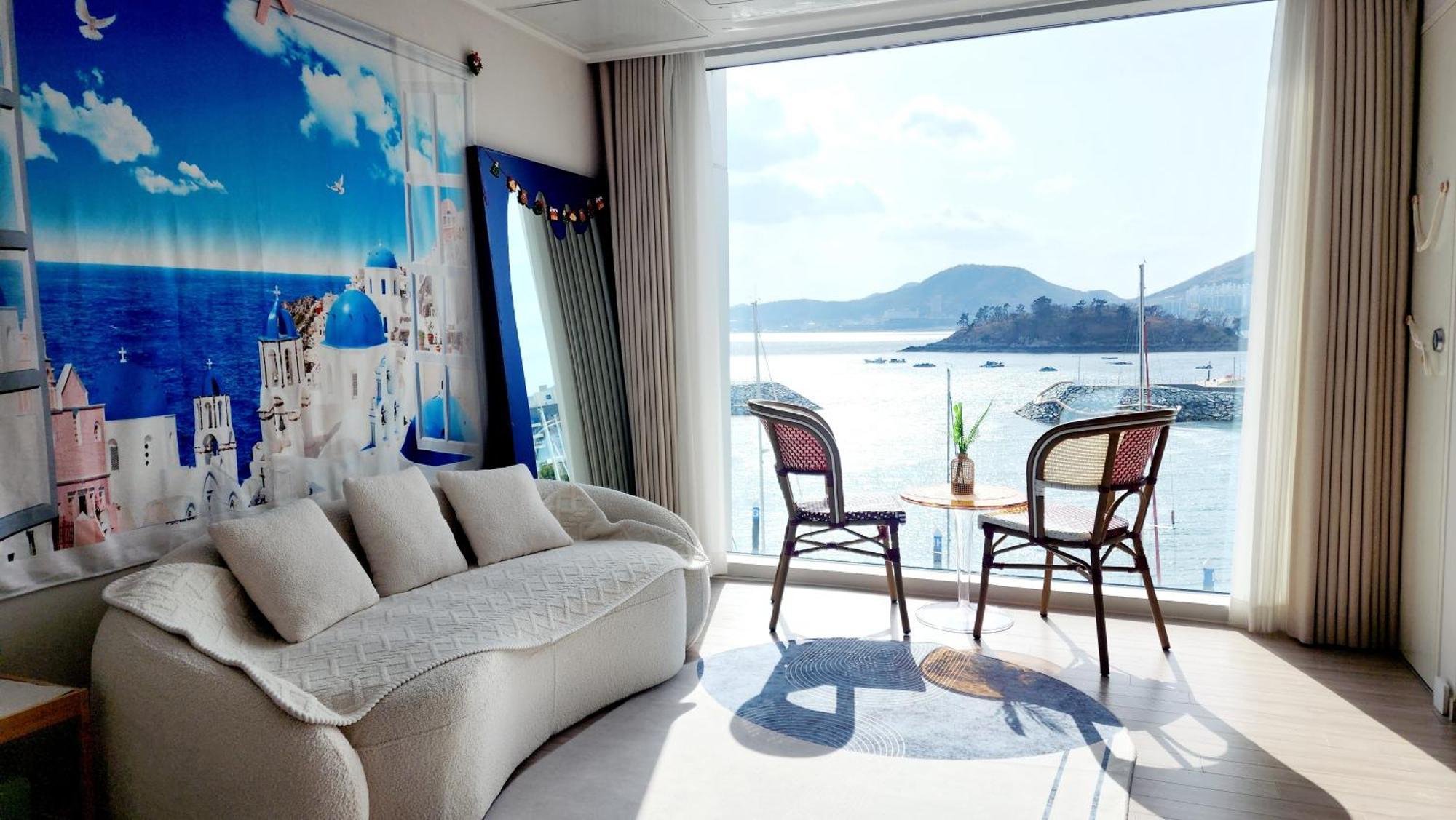 The Castle Ocean Suite Yeosu Extérieur photo